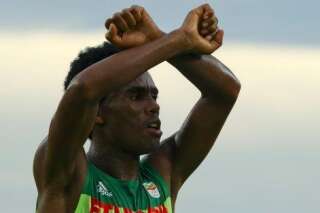 À cause de ce geste aux Olympiades, le médaillé d'argent du marathon Feyisa Lilesa risque la mort