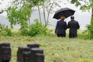 François Hollande et Angela Merkel sous le même parapluie pour commémorer la bataille de Verdun