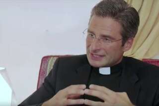 Après son coming out qui a rendu furieux le Vatican, le prêtre Krzysztof Charamsa se confie à la télé italienne