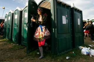 4 conseils pour survivre aux toilettes d'un festival