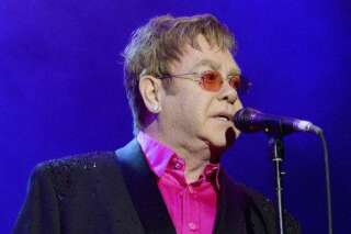 VIDÉO. Elton John insulte une hôtesse d'accueil en plein concert puis s'excuse après l'avoir fait pleurer
