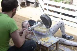 VIDÉO. Un père et sa fille construisent une machine (très salissante) à manger les céréales