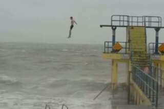VIDÉOS. Deux jeunes Irlandais font des plongeons pendant la tempête 