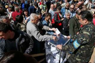 Référendums dans l'est de l'Ukraine: la population vote sur fond de combats