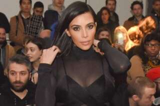 PHOTOS. Kim Kardashian en blonde platine pour le défilé Balmain à Paris