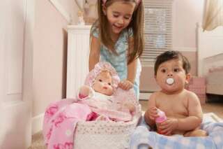 Jouets filles et garçons: tous les bébés préfèrent les poupées!