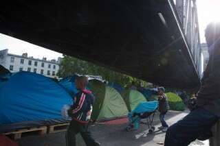Migrants: un camp installé à La Chapelle, dans le nord de Paris, évacué par la police