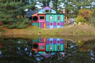 PHOTOS. Maison insolite : une artiste transforme une vieille ferme en maison aux couleurs de l'arc-en-ciel