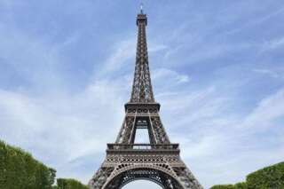 PHOTOS. La Tour Eiffel se met au vert avec deux éoliennes