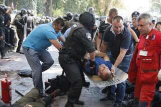 VIDÉO. De nombreux blessés après une explosion devant le parlement à Kiev