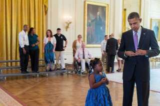 Barack Obama signe un mot d'excuse à une petite fille venue assister à une cérémonie officielle