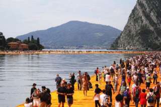 À peine ouvertes, les passerelles de Christo sont déjà saturées sur le lac d'Iseo en Italie