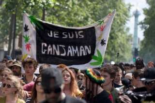 Paris: un joint aux lèvres, des manifestants réclament la dépénalisation du cannabis