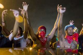 Ferguson: 200 manifestants refusent de se disperser malgré le couvre-feu, des gaz lacrymogènes tirés