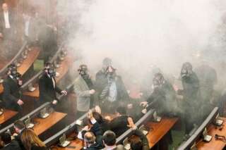 Au Kosovo, les députés de l'opposition lancent du gaz lacrymogène dans l'hémicycle du Parlement