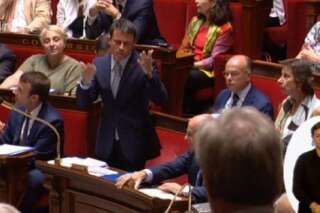 VIDEO - Pour Pasqua, Valls demande aux députés socialistes de se lever malgré leurs réticences