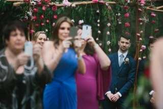Un photographe de mariage explique pourquoi il faut interdire les portables durant la cérémonie