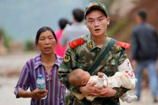 Séisme en Chine: près de 400 morts, les secouristes à la recherche de survivants