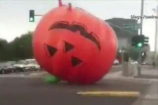 VIDÉO. Quand une citrouille gonflable géante s'échappe la veille d'Halloween aux États-Unis...