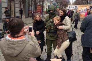 PHOTOS. En Crimée, les habitants accueillent les soldats russes à bras ouverts