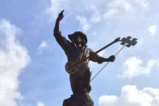 PHOTOS. Une statue géante en hommage à Ian 