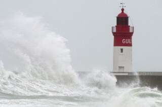 Tempête Ulla: 100.000 foyers privés d'électricité en Bretagne