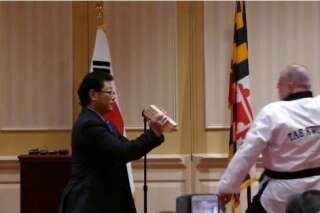 VIDÉO. Le gouverneur du Maryland Larry Hogan brise (littéralement) les querelles partisanes