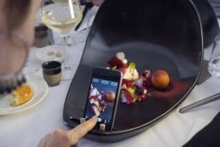 Un restaurant israélien a conçu des assiettes pour y installer son smartphone et photographier son repas