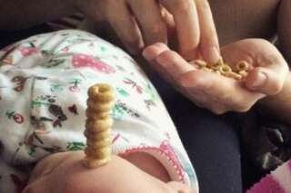 Ces papas essaient d'empiler le plus de céréales Cheerios sur leur bébé