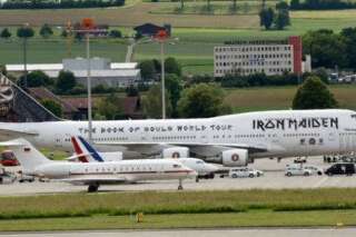 À l'aéroport de Zurich, l'avion d'Iron Maiden, Ed Force One, ridiculise les jets de Hollande et Merkel