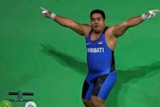 Cet haltérophile des Îles Kiribati enflamme les Jeux Olympiques avec sa danse de la joie
