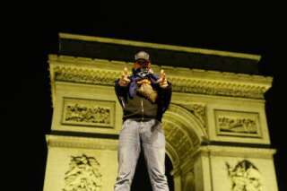 Une poignée de casseurs gâche la fête des supporteurs du PSG sur les Champs-Elysées