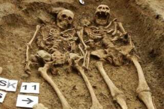 PHOTOS. Un couple de squelettes vieux de 700 ans découvert main dans la main