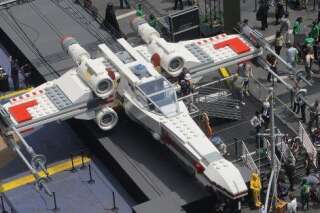 Un X-Wing de Star Wars en Lego sur Times Square