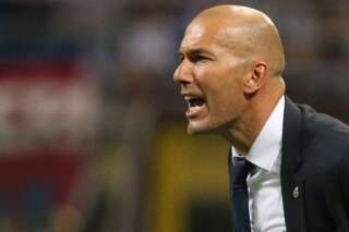Zinedine Zidane aspergé d'eau par ses joueurs en conférence de presse