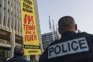 Des militants de Greenpeace manifestent contre la déforestation devant le siège de Bolloré