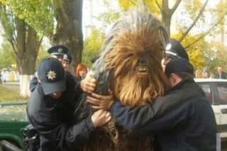 VIDÉO. Chewbacca interpellé lors des élections en Ukraine pour campagne 
