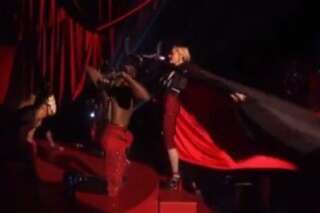 VIDÉO. Madonna chute à cause de son costume sur la scène des Brit Awards