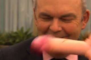 VIDÉO. Un ministre reçoit un godemichet dans la tête en pleine interview pour la télé néo-zélandaise
