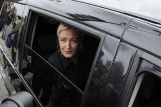 La voiture de Marine Le Pen caillassée près de Paris
