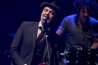 Pete Doherty rend hommage à Amy Winehouse en musique
