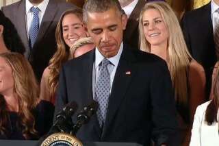 VIDÉO. Obama félicite les footballeuses américaines d'une drôle de façon