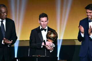 Lionel Messi remporte le Fifa Ballon d'Or 2015, le 5e de sa carrière
