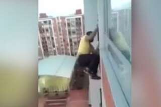 VIDÉO. Suspendu au douzième étage d'un immeuble, il sauve un chien coincé sur un balcon (et il ne faut pas avoir le vertige)