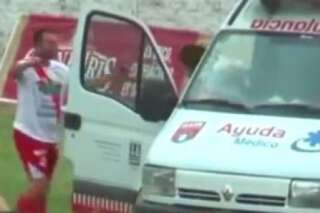 VIDEO. Ce footballeur célèbre son but en montant dans une ambulance