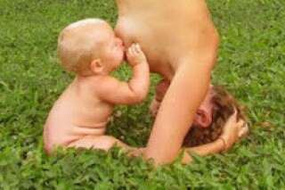 PHOTO. Yoga: une mère allaite en faisant le poirier, la photo qui a choqué Instagram
