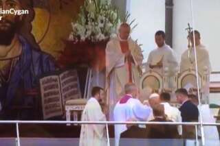 Le pape François a chuté au moment de commencer une messe aux JMJ