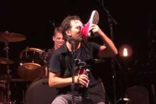 VIDEO. Le chanteur de Pearl Jam boit du vin dans la chaussure d'une fan sur scène