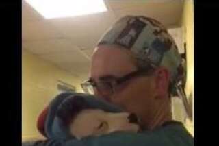 VIDÉO. Un vétérinaire réconforte un chiot après son anesthésie