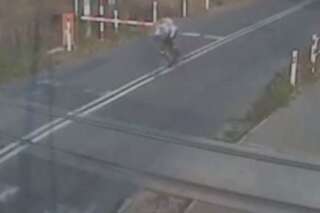 VIDÉO. Pologne : un cycliste survit après avoir été repoussé par un train lancé à 145 km/h
